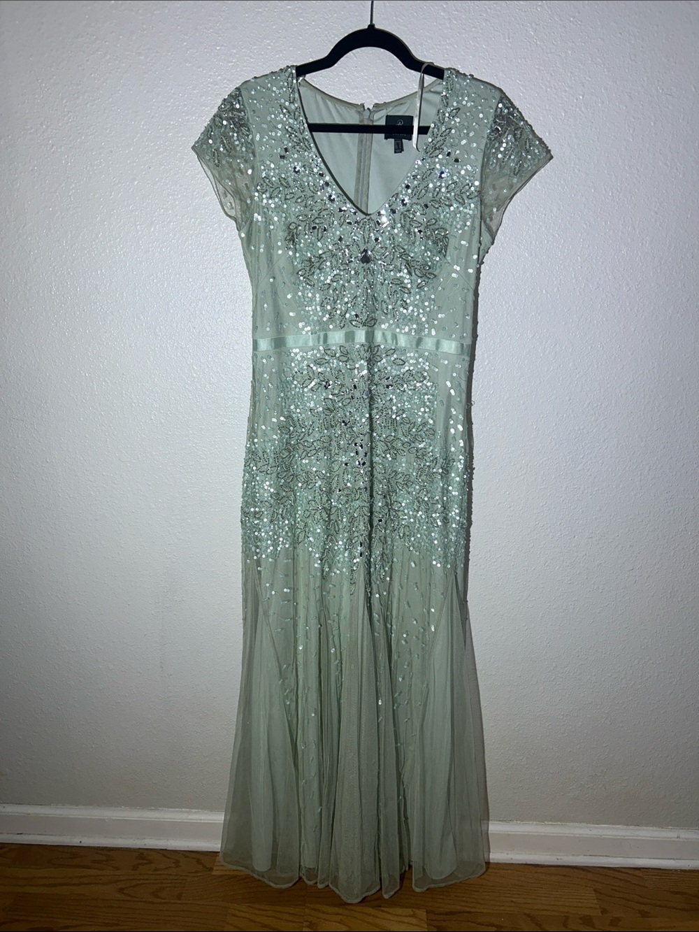 Adrianna Papell Elegant Beaded V-Neck Evening Dress - Mint Green Sz 12